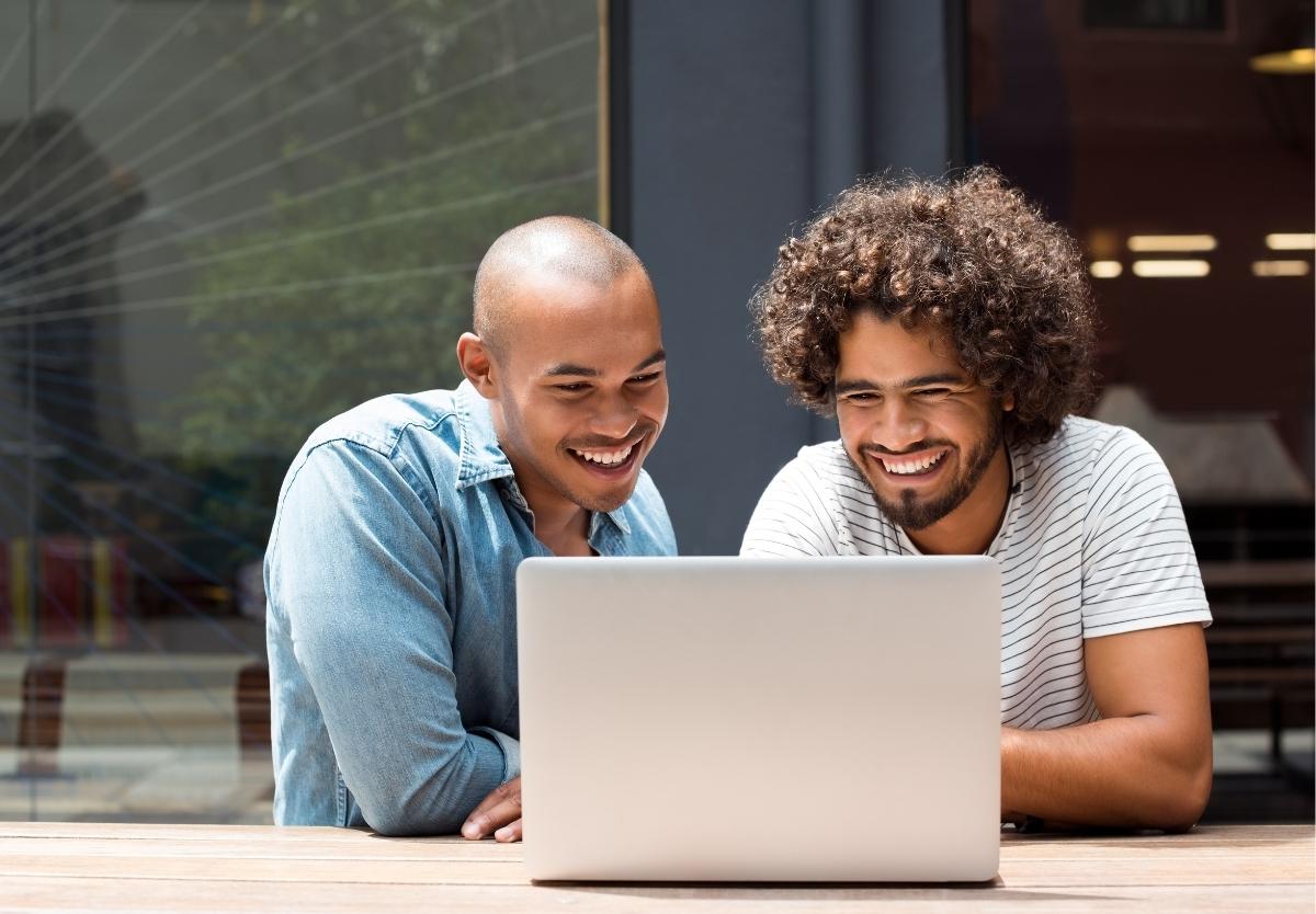 hot spot wifi abymes 2 jeunes hommes heureux naviguent sur internet